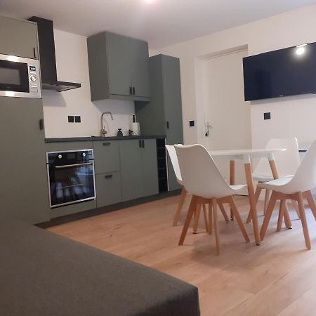 Saint-Germain-En-Laye: Grand Studio En Centre Ville A 2 Minutes Du Rer Ngoại thất bức ảnh